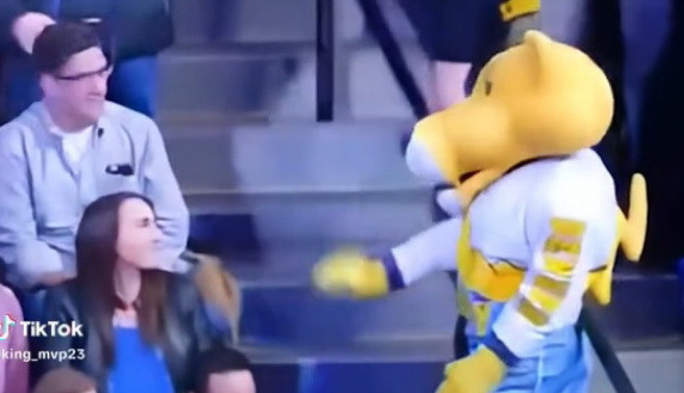 POKUŠAVAO JE DA JE OSVOJI MEDVEDIĆIMA NA UTAKMICI, ALI ONA NIJE REAGOVALA! Ono što joj je na kraju priredio ostavilo je sve u šoku, a nju bez vazduha! (VIDEO)