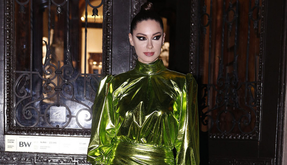 ŠTA SI TO OBUKLA, SARO? Pevačica ogolila svaki centimetar tela, ko bi još imao hrabrosti za ovo? Ljudi u šoku zbog odabira obuće! (FOTO/VIDEO)