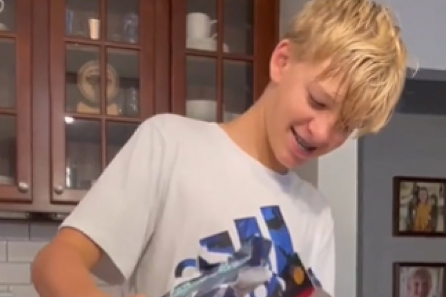 GODINAMA JE PRIŽELJKIVAO JEDAN POKLON: Ponadao se da će mu se napokon ostvariti snovi, kada je odmotao dar usledili su šok i suze, evo šta je dobio! (FOTO/VIDEO)