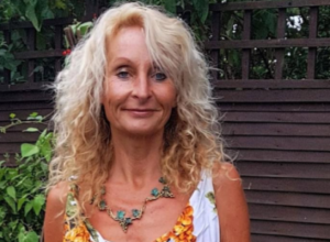 VEĆ 32 GODINE NISAM DOBILA NI KILOGRAM I JEDEM SAMO OVE NAMIRNICE: Još mogu da stanem u odeću iz osamdesetih! (FOTO/VIDEO)