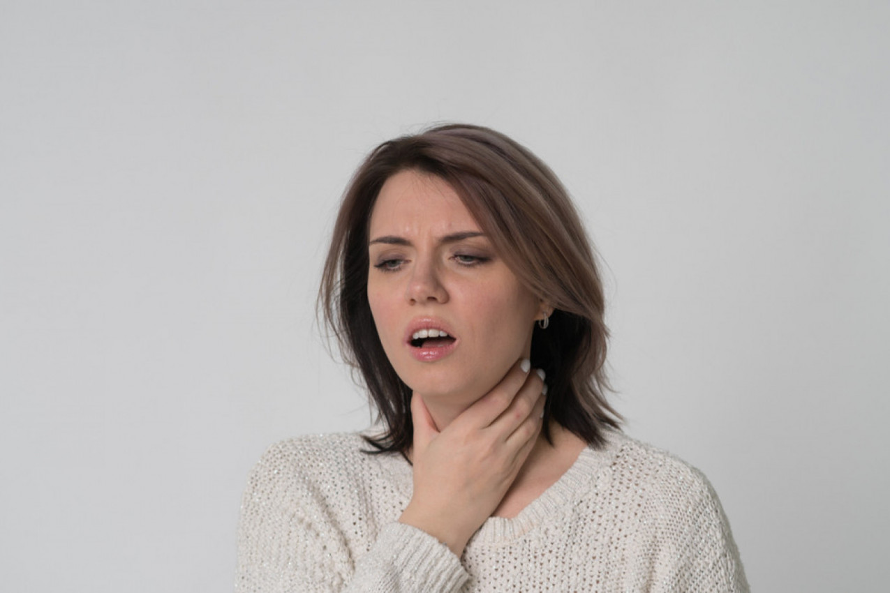 GUBITAK ESTROGENA UTIČE I NA GLAS: Žene u menopauzi obrate pažnju na promuklost i simptome koji mogu da ukazuju i na zlokobnu bolest