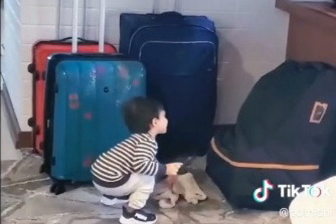 OSTAVILI SU DETE SAMO U SOBI, POSLE PAR MINUTA ZATEKLI SU PRIZOR KOJI IH JE OSTAVIO U NEVERICI: Nisu ni slitili da ovako nešto može da se desi (VIDEO)