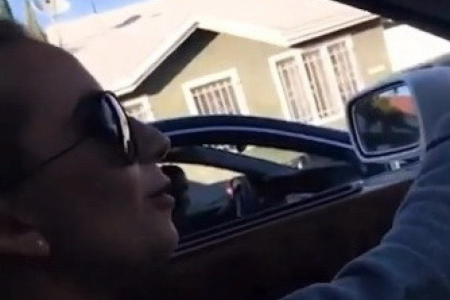 VOZILI SU SE KOLIMA NI NE SLUTIVŠI KO SE NALAZI U VOZILU PORED NJIH: Kada su videli ovu lepoticu, ostali su u neverici! (VIDEO)