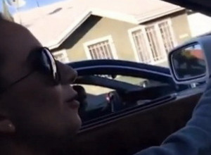 VOZILI SU SE KOLIMA NI NE SLUTIVŠI KO SE NALAZI U VOZILU PORED NJIH: Kada su videli ovu lepoticu, ostali su u neverici! (VIDEO)