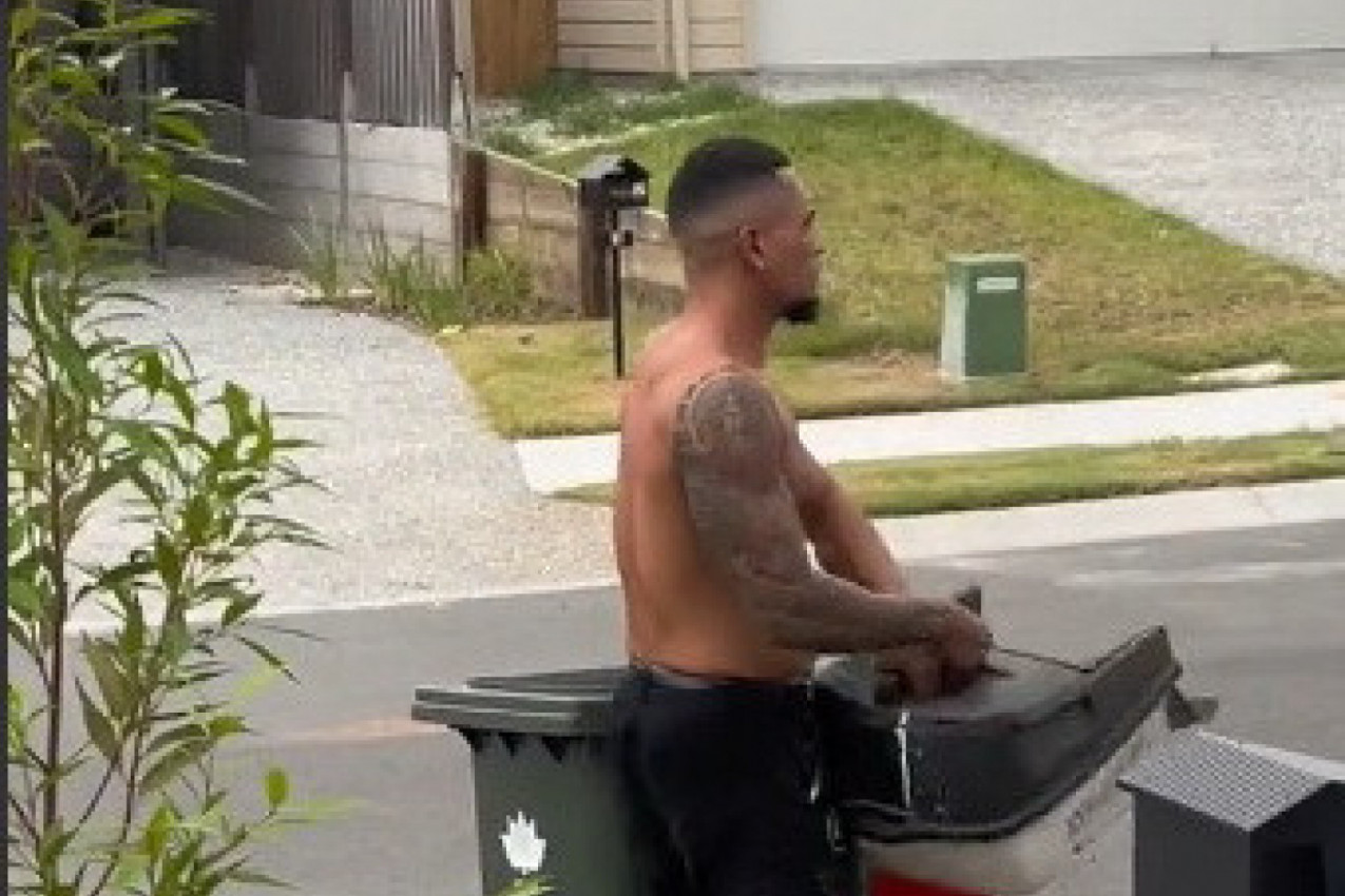 OBJAVILA JE SNIMAK MUŠKARCA KOJI KOSI TRAVNJAK ISPRED NJENOG DOMA, A ONDA RAZOTKRILA NJIHOVU TAJNU: Godinama to traje, niko nije verovao da će se ovako nešto desiti (VIDEO)