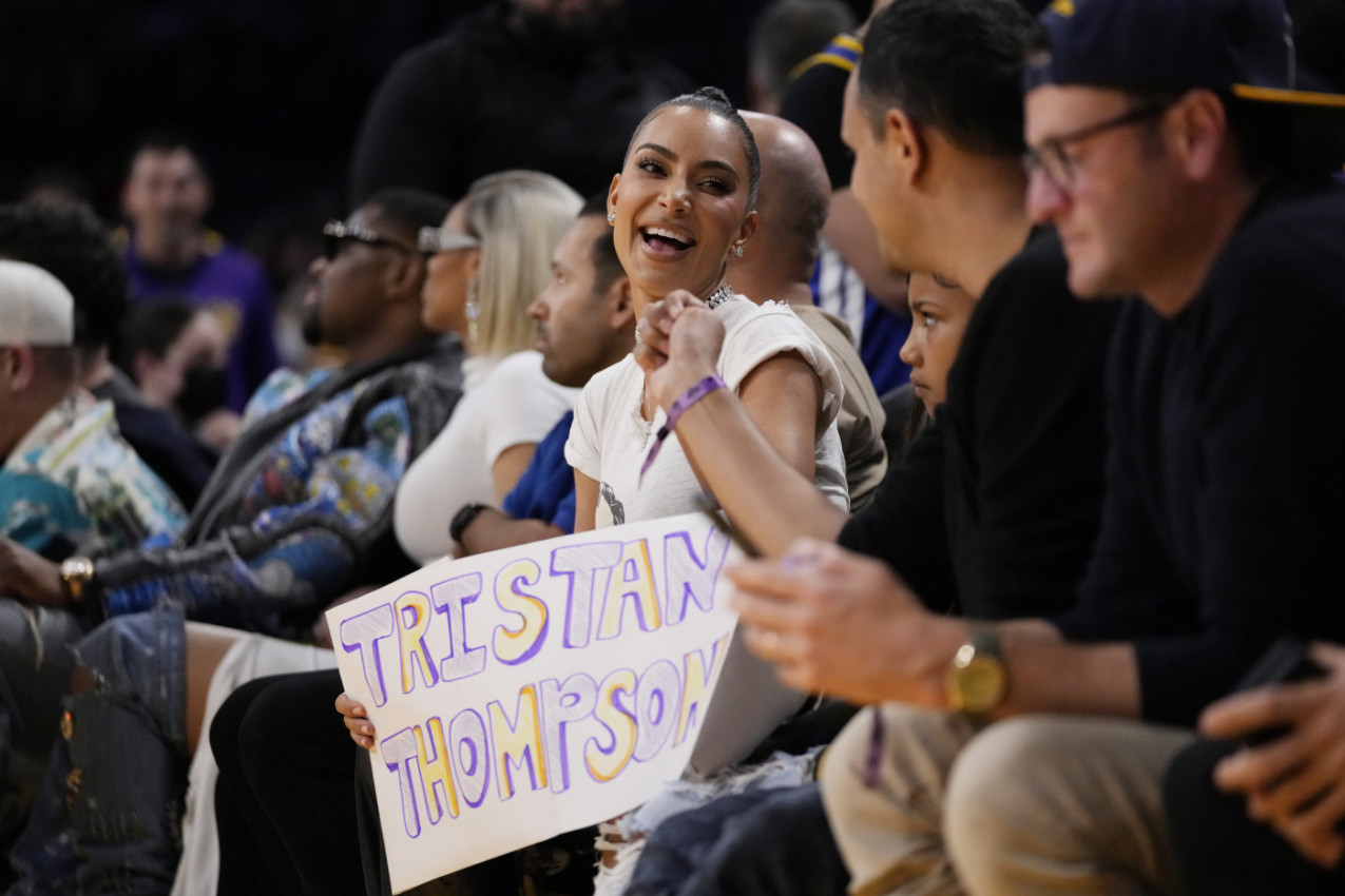 KIM KARDAŠIJAN ZGROZILA FANOVE NA UTAKMICI: Svi su u neverici gledali u jedan detalj na starletinom telu (FOTO)