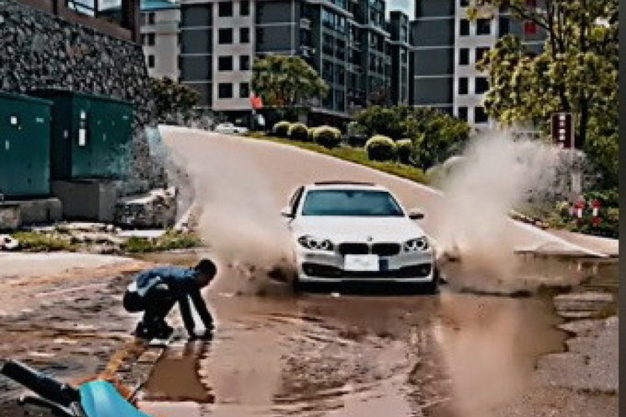 MOTOROM JE PROŠAO KROZ OGROMNU BARU,  A KOLA SU GA POLIVALA PRLJAVOM VODOM: Onda je zastao jedan čovek u skupocenom autu i jednim potezom ostavio javnost u neverici (VIDEO)