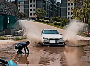 MOTOROM JE PROŠAO KROZ OGROMNU BARU,  A KOLA SU GA POLIVALA PRLJAVOM VODOM: Onda je zastao jedan čovek u skupocenom autu i jednim potezom ostavio javnost u neverici (VIDEO)