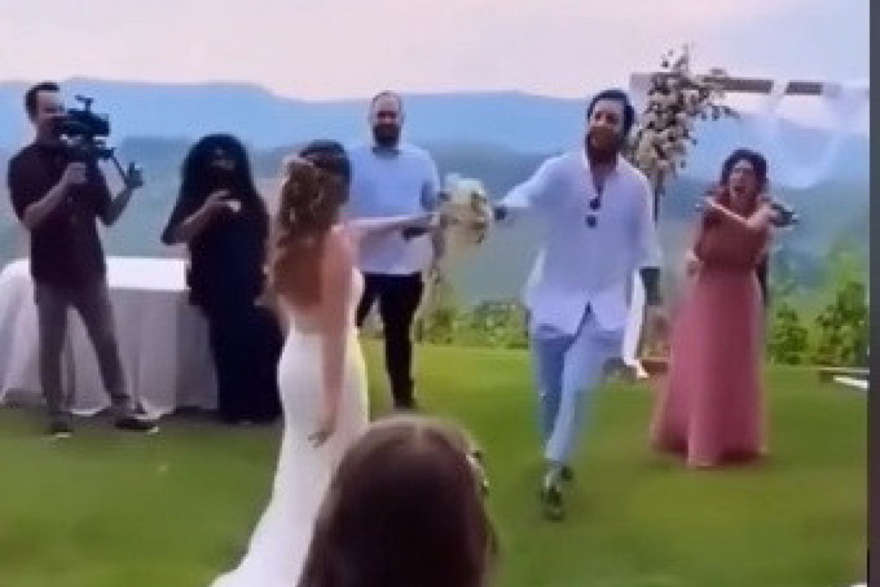 MLADA SE SPREMALA DA BACI BIDERMAJER, A ONDA JOJ GA JE ON OTEO! Nakon poteza ovog muškarca nastao je tajac, jedna deveruša zanemela je od šoka i zaplakala (VIDEO)