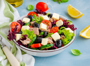 RECEPT ZA NAJJEDNOSTAVNIJU OBROK SALATU: Pravi se za samo 5 minuta, a drži vas sitim tokom celog dana (FOTO)