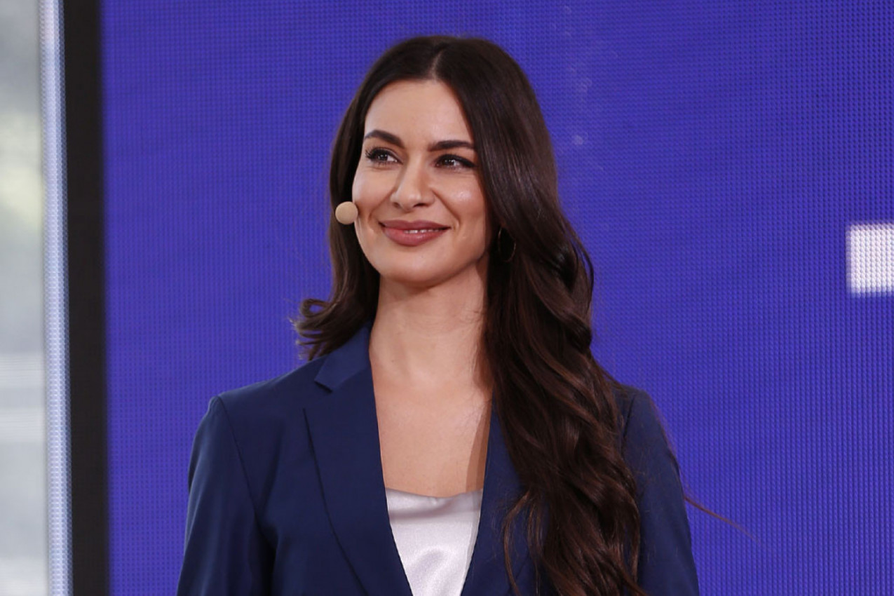 MINIJATURNI BELI BIKINI I BUJNE OBLINE U PRVOM PLANU: Dragani Kosjerini popustile kočnice, ovakvu je još nismo videli (FOTO)