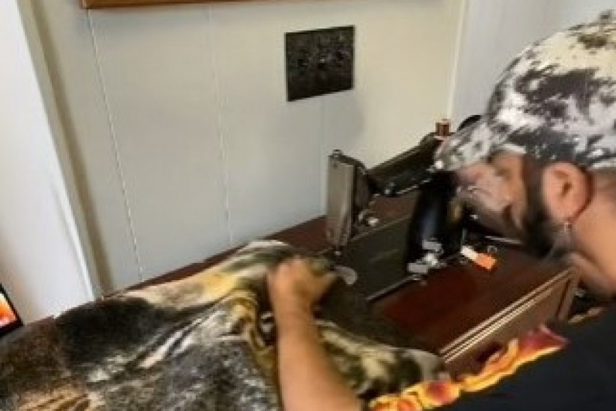 UZEO JE PARČE STAROG ĆEBETA I OD NJEGA NAPRAVIO MODNU KOLEKCIJU: Ceo svet je opčinjen ovakvim duksevima, da li biste ih nosili? (VIDEO)