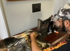 UZEO JE PARČE STAROG ĆEBETA I OD NJEGA NAPRAVIO MODNU KOLEKCIJU: Ceo svet je opčinjen ovakvim duksevima, da li biste ih nosili? (VIDEO)