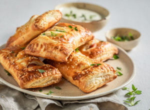 NEODOLJIVO LISNATO TESTO SA FETA SIROM I KULENOM: Sjajan brzi obrok za početak dana!