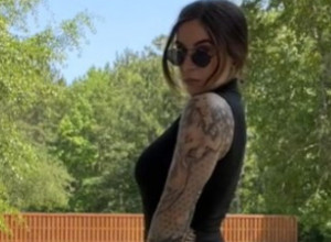 MUŠKARCI SU TOLIKO OPSEDNUTI NJENIM STOPALIMA DA JOJ PLAĆAJU I ZA PESAK PO KOJEM HODA: Lepotica otkriva kakve bizarnosti joj traže muškarci i od njih dobija hiljade dolara mesečno! (FOTO)