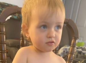 KADA SU VIDELI ŠTA OVAJ MALIŠAN JEDE, OSTALI SU U ŠOKU: Roditelji u neverici gledaju snimak, koliko je ovo opasno? (FOTO)