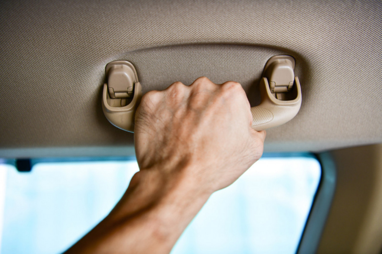 EVO KAKO SE PRAVILNO KORISTI RUČKA IZNAD VRATA AUTOMOBILA: Društvene mreže bruje o ovom snimku (VIDEO)