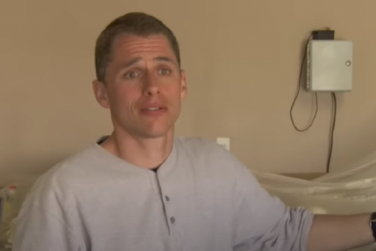 ON JE NAJVEĆA STIPSA NA SVETU: Garderobu ne pere već je drži u frižideru, a u đakuziju pere sudove i ne menja vodu posle kupanja (FOTO/VIDEO)