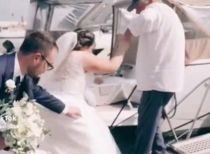 KRENULA JE NA VENČANJE NI NE SLUTIVŠI KAKVA KATASTROFA JE ČEKA SAMO NEKOLIKO MINUTA KASNIJE: Devojci su svi snovi uništeni zbog jedne nepromišljene odluke (VIDEO)