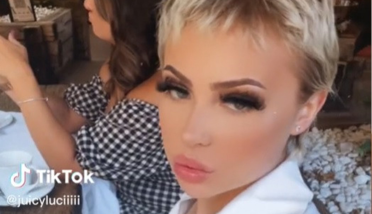 ŽELELA JE DA POSTANE PLATINASTA PLAVUŠA PO SVAKU CENU: Pokušaj kućnog izbeljivanja kose pošao je po zlu, ovako sada izgleda nesrećna devojka (VIDEO)