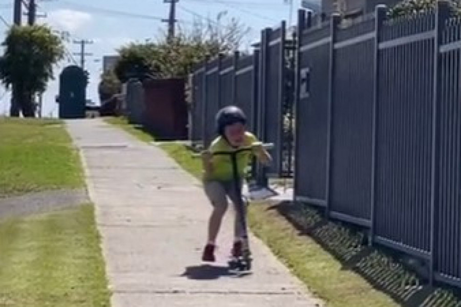 VOZIO JE TROTINET NE SLUTEĆI KAKVA OPASNOST GA VREBA: O reakciji oca svi govore, da li je moguće da je ovo uradio svom detetu?