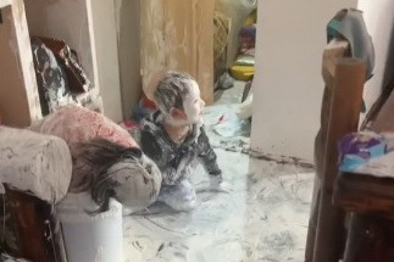 OSTAVILA IH JE NEKO VREME SAME A KADA SE VRATILA ZATEKLA JE ZABRINJAVAJUĆU SCENU: U šoku je gledala svoje mališane, svi pričaju o opasnosti u kojoj su se našli (VIDEO)