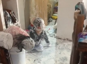 OSTAVILA IH JE NEKO VREME SAME A KADA SE VRATILA ZATEKLA JE ZABRINJAVAJUĆU SCENU: U šoku je gledala svoje mališane, svi pričaju o opasnosti u kojoj su se našli (VIDEO)