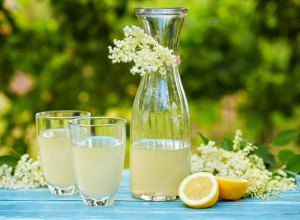 DOMAĆI SOK OD ZOVE: Recept naših baka i ukus koji budi sećanje na detinjstvo (FOTO)