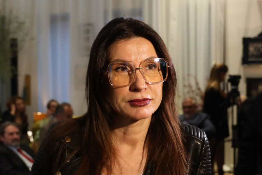 SVI GLEDAJU U STOPALA SNEŽANE DAKIĆ: Jedan detalj na fotografiji privukao najviše pažnje (FOTO)