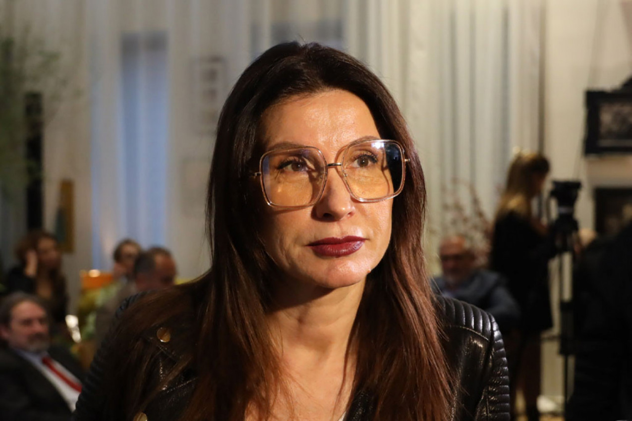 SVI GLEDAJU U STOPALA SNEŽANE DAKIĆ: Jedan detalj na fotografiji privukao najviše pažnje (FOTO)