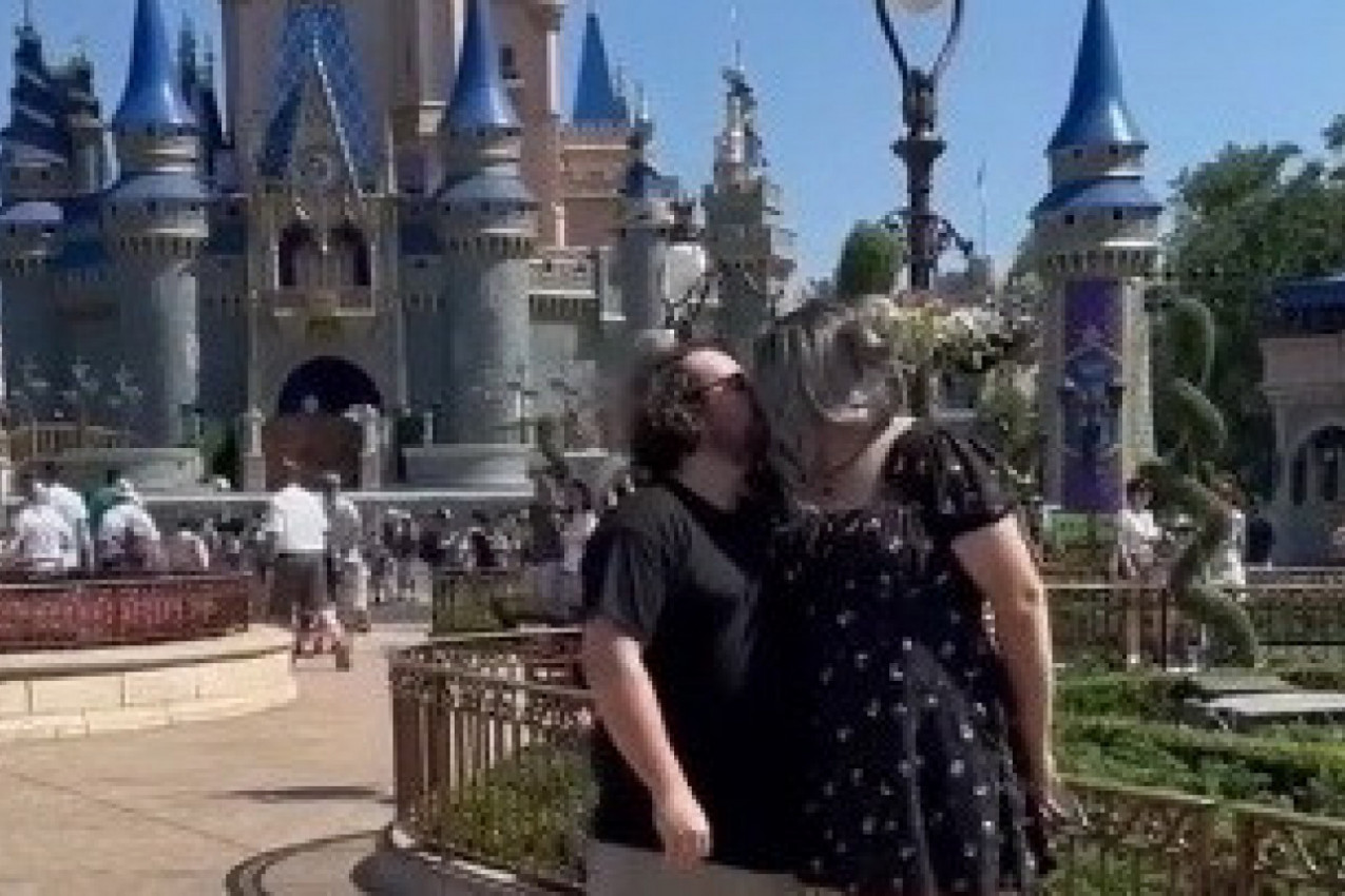 KLEKNULA JE DA ZAPROSI SVOG DEČKA, NJEGOV POTEZ JU JE RASPLAKAO: Ovakvu reakciju niko nije očekivao (VIDEO)