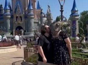 KLEKNULA JE DA ZAPROSI SVOG DEČKA, NJEGOV POTEZ JU JE RASPLAKAO: Ovakvu reakciju niko nije očekivao (VIDEO)