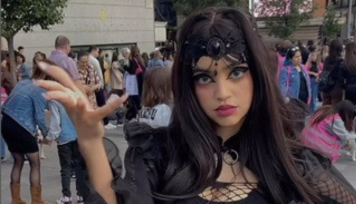 DEVOJKA ZARAĐUJE BOGATSTVO NA OČAJNIM MUŠKARCIMA: Neverovatno je na šta sve pristaju samo da budu s njom (FOTO)