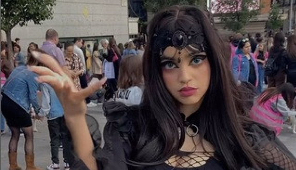 DEVOJKA ZARAĐUJE BOGATSTVO NA OČAJNIM MUŠKARCIMA: Neverovatno je na šta sve pristaju samo da budu s njom (FOTO)