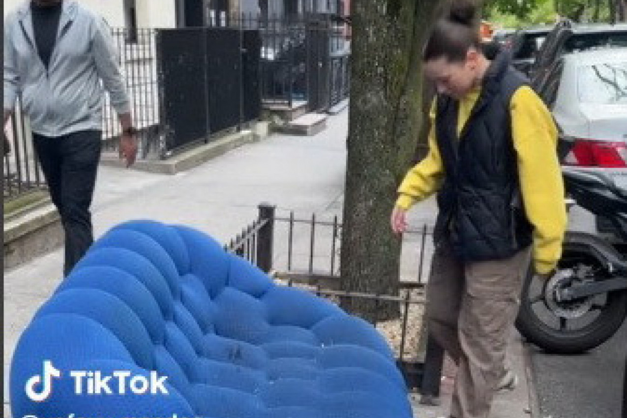 PRONAŠLA JE STARI, KORIŠĆENI KAUČ NA ULICI: Kada je na internetu potražila ovaj model, šokirala se otkrićem i odmah ga zgrablila za sebe (VIDEO)