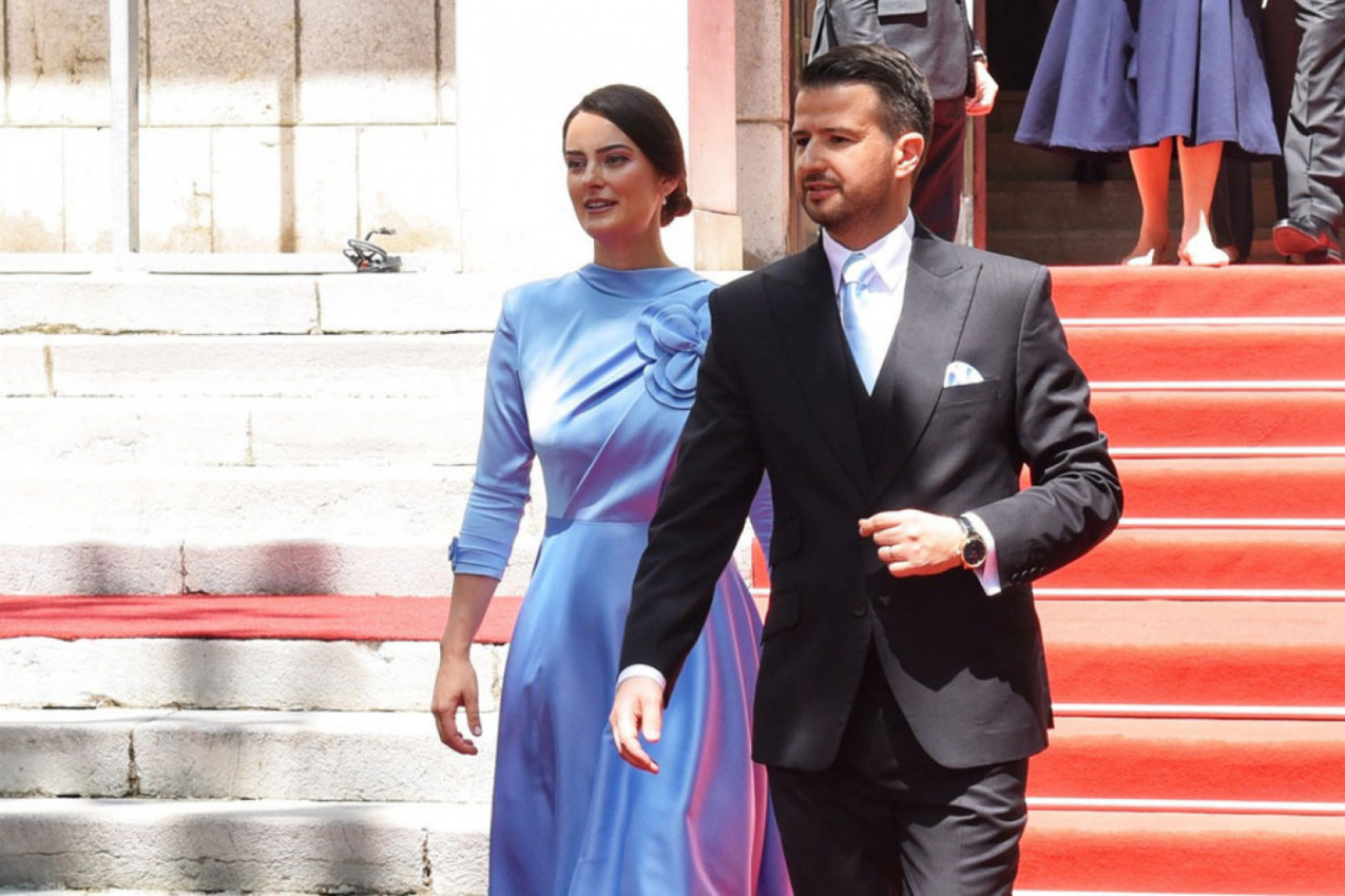 EVO KOJA TAJNA SE KRIJE IZA ODABIRA PLAVE HALJINE PRVE DAME CRNE GORE: Jedan detalj je svima promakao (FOTO)