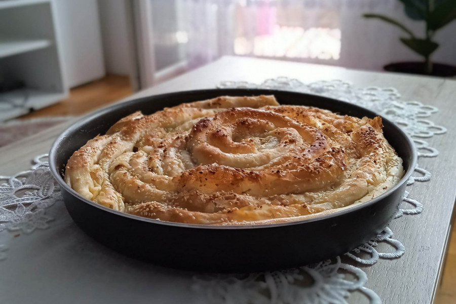 PITA SAVIJAČA SA MESOM PO DOMAĆEM RECEPTU, LEPŠA NEGO IZ PEKARE: Napravite je za savršen početak radne nedelje!