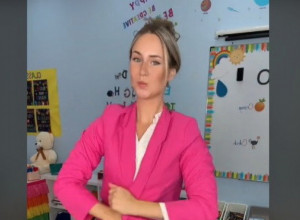 PLAVOKOSA UČITELJICA LARA JE UŠLA U UČIONICU, skinula sako i zadigla suknju! Od ovog prizora svi su se skamenili, a onda je u miniću sela na školsku klupu, usledio je ŠOK! (VIDEO)