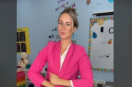 PLAVOKOSA UČITELJICA LARA JE UŠLA U UČIONICU, skinula sako i zadigla suknju! Od ovog prizora svi su se skamenili, a onda je u miniću sela na školsku klupu, usledio je ŠOK! (VIDEO)