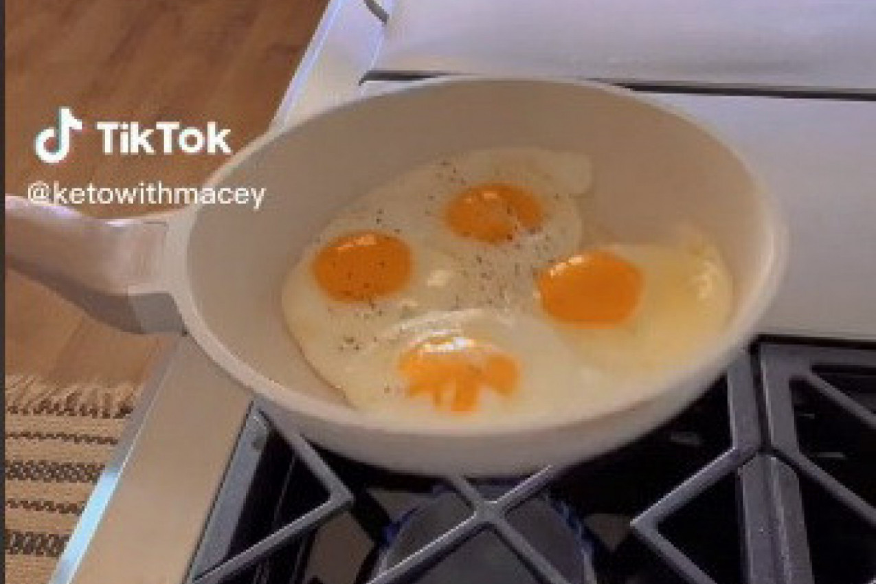 ODUVEK SMO POGREŠNO SPREMALI JAJA NA OKO: Uz ovaj trik nema prskanja ulja i žumance nikada neće biti razliveno! (VIDEO)