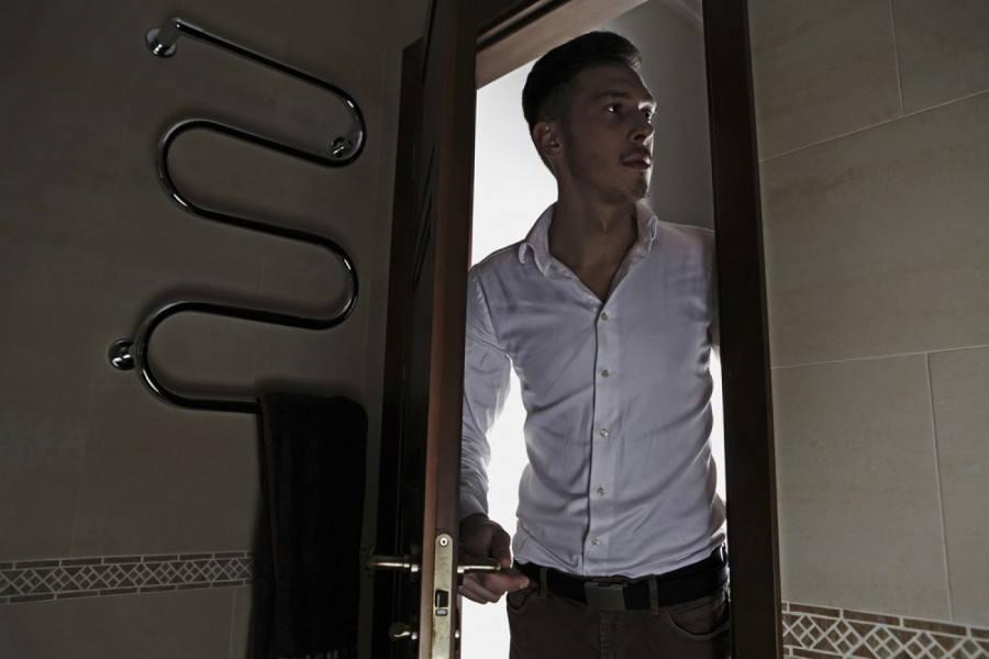 MOJ MUŽ DOLAZI KASNO S POSLA I ODMAH TRČI U TOALET: Tamo provodi čitavo veče, ne znam šta radi!