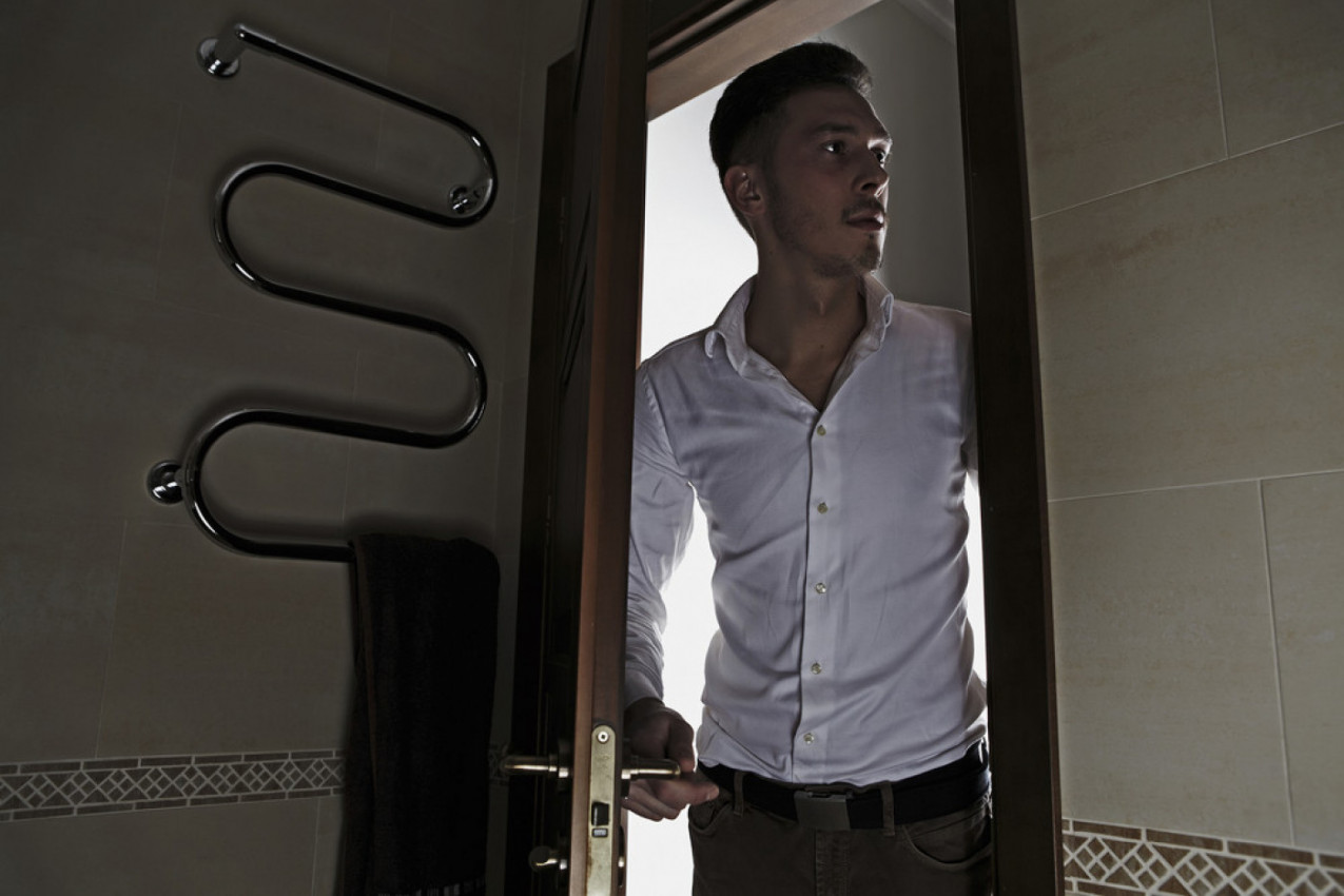 MOJ MUŽ DOLAZI KASNO S POSLA I ODMAH TRČI U TOALET: Tamo provodi čitavo veče, ne znam šta radi!