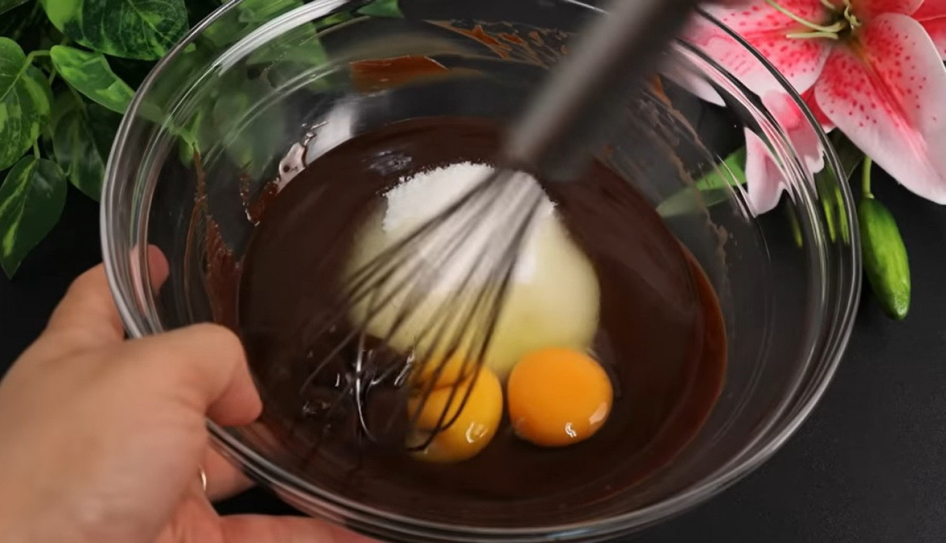 POMEŠAJTE SAMO DVA JAJA S KAKAOM I SAČEKAJTE ČUDO: Ovaj slatkiš bukvalno će vas raspametiti, a spreman je za tren! (VIDEO)