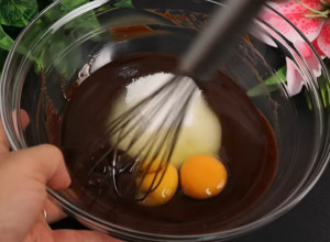 POMEŠAJTE SAMO DVA JAJA S KAKAOM I SAČEKAJTE ČUDO: Ovaj slatkiš bukvalno će vas raspametiti, a spreman je za tren! (VIDEO)