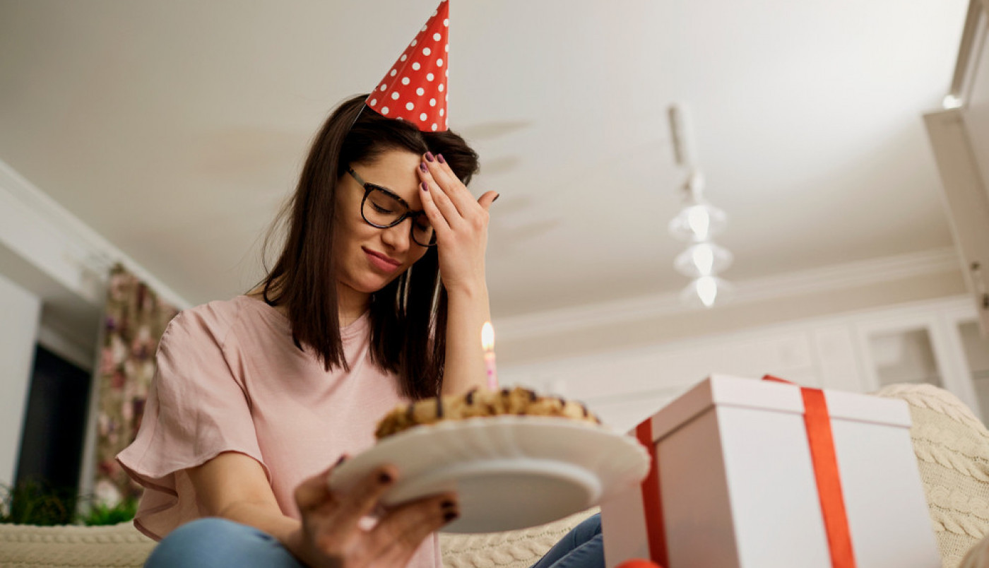 NARUČILA JE SPECIJALNU TORTU NA TRI SPRATA, ali kada je otvorila vrata kuriru usledio je šok! Nije mogla da veruje šta vidi, vrisnula je od očaja! (FOTO)