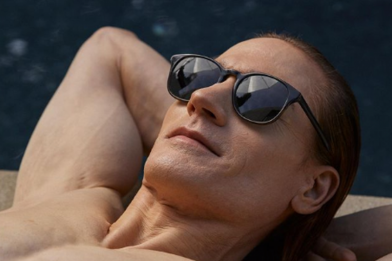 TAJKUN UBRIZGAVA KRV SVOG MALOLETNOG SINA U SEBE: Izazvao more kontroverzi širom sveta, ali tvrdi da ima više nego jak razlog za to! (FOTO/VIDEO)