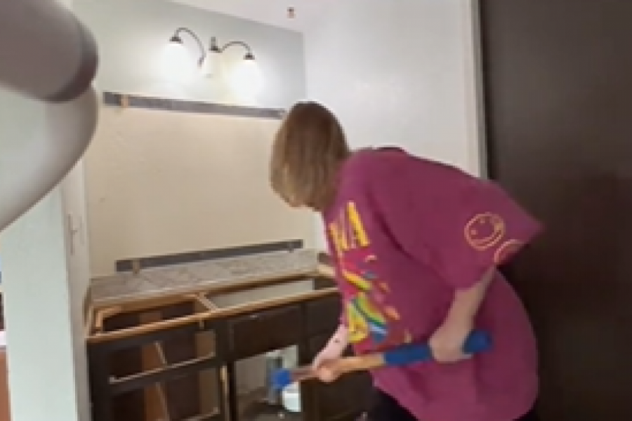 MAMA TROJE DECE JE REŠILA DA SAMA RENOVIRA KUPATILO: Mališani su plakali dok je ona razbijala čekićem, a onda je nešto ugledala, usledio je tajac, pa vrisak! (FOTO/VIDEO)