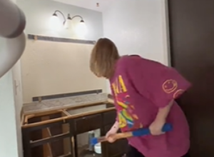 MAMA TROJE DECE JE REŠILA DA SAMA RENOVIRA KUPATILO: Mališani su plakali dok je ona razbijala čekićem, a onda je nešto ugledala, usledio je tajac, pa vrisak! (FOTO/VIDEO)