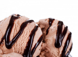 ČOKOLADNI PRELIV ZA SLADOLED KOJI PUCA, PA SE TOPI U USTIMA: Potrebna su vam samo dva sastojka za još savršeniji užitak!