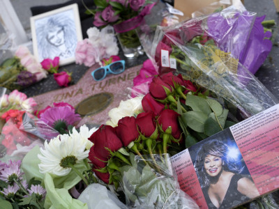 Fanovi ostavljaju cveće, poruke i njene diskove